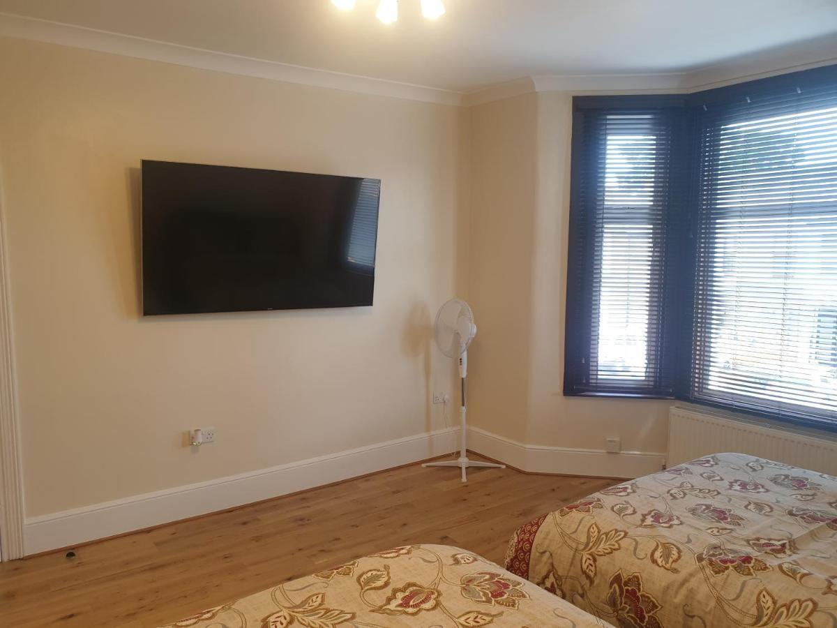 London Luxury Apartments 4 Min Walk From Ilford Station, With Free Parking Free Wifi Exterior foto
